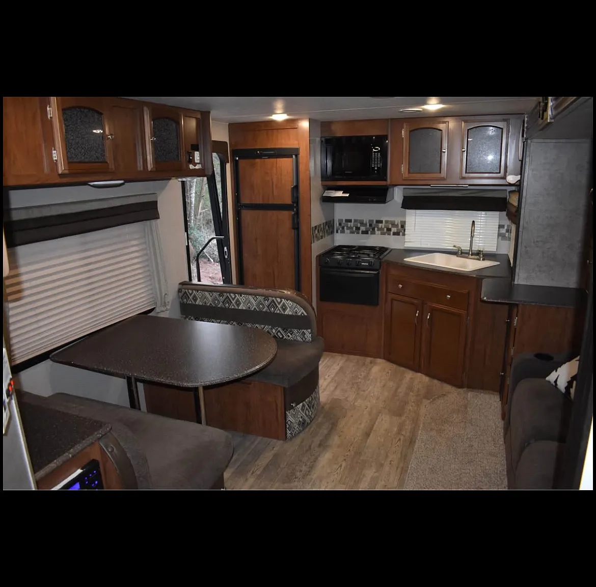 2 bed, 221 sqft, $1,000 — Photo 4