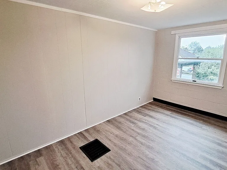 240 W High St — Photo 17