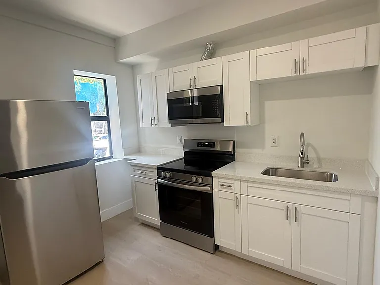 330 SW 5th Ave #2 — Photo 5