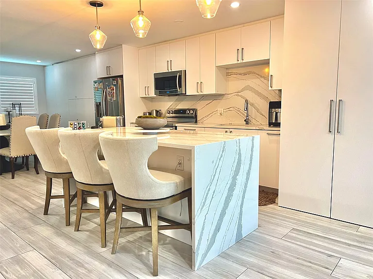 2115 NE 37th Dr #121 — Photo 1
