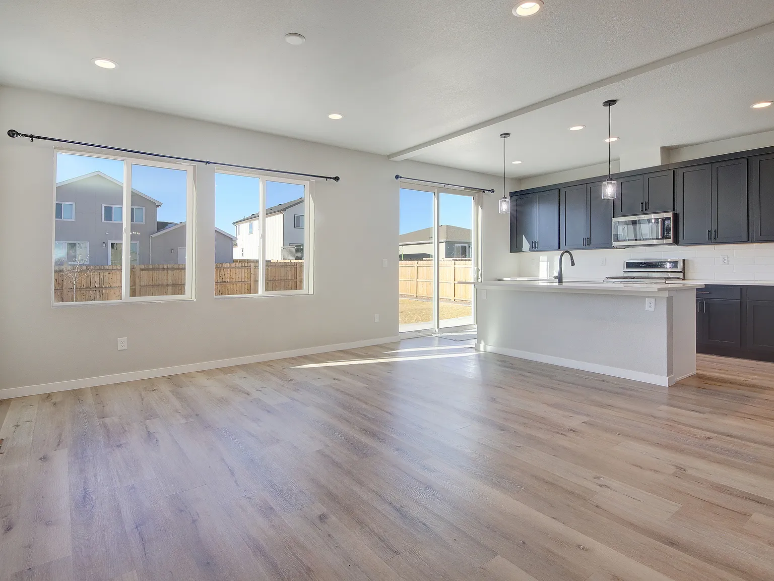 4 bed, 3.0 bath, 3001 sqft, $3,200 — Photo 3