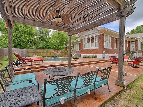 4th image of 517 W Avenue E