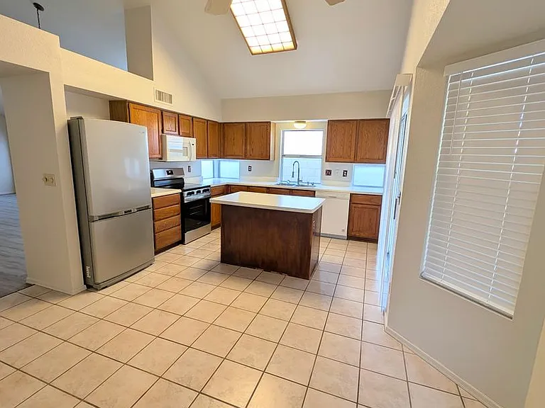 2325 E Lakecrest Dr — Photo 7