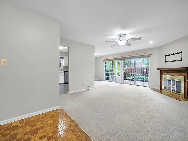 1671 Grosvenor Cir #B — Photo 2