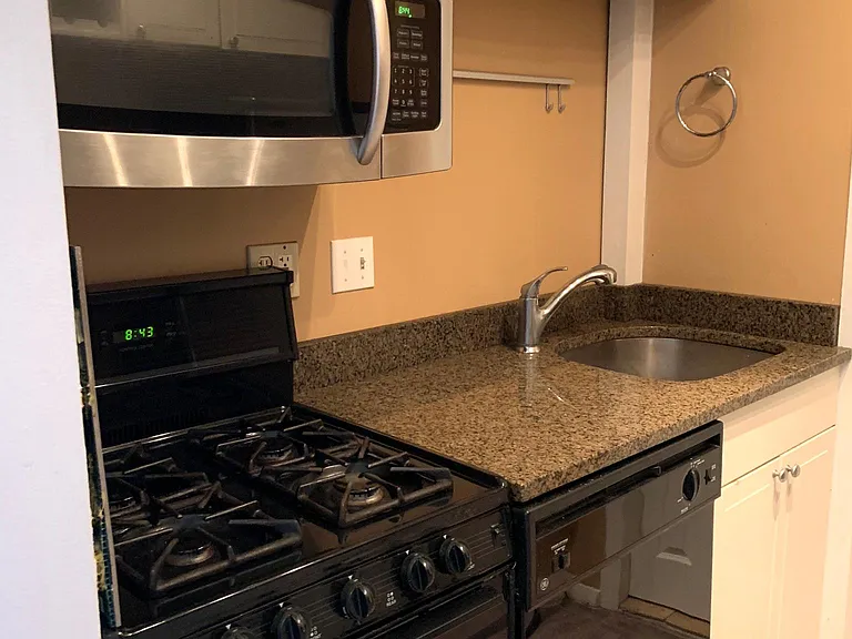 9 Hawthorne Pl #8 — Photo 10