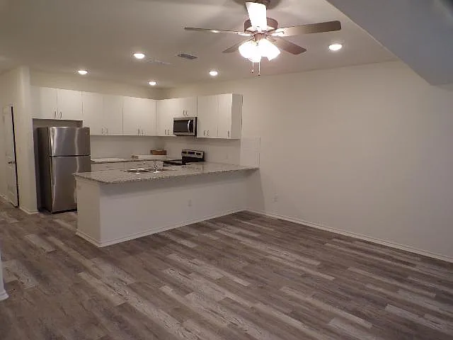 690 Union Ave #4 — Photo 31