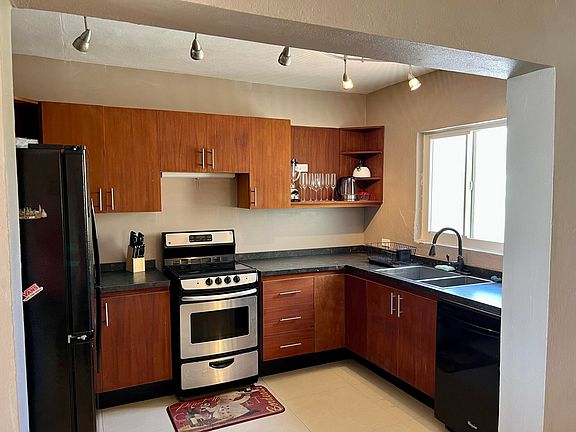 2nd image of 330 Saint John Qu