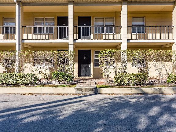 3rd image of 5221 Bayshore Blvd APT 27