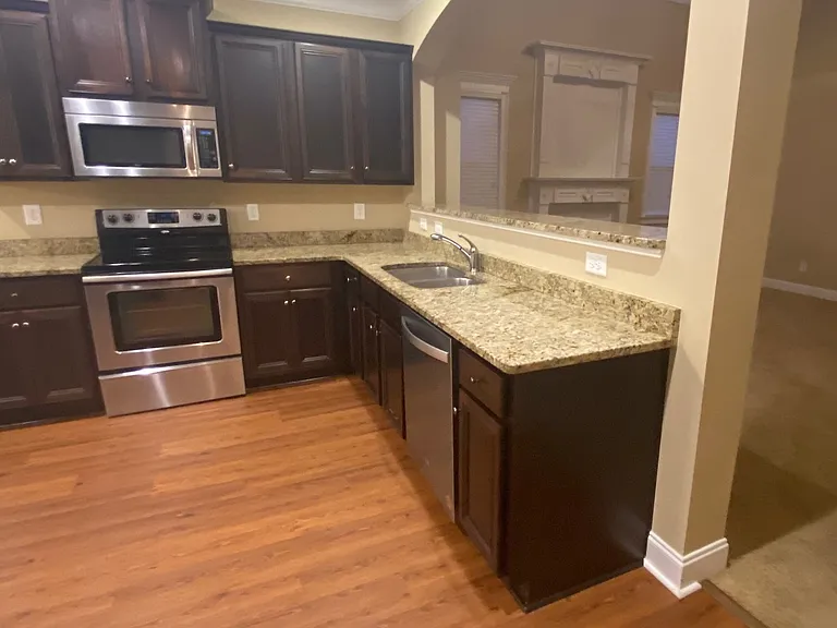319 Haywood Dr — Photo 8