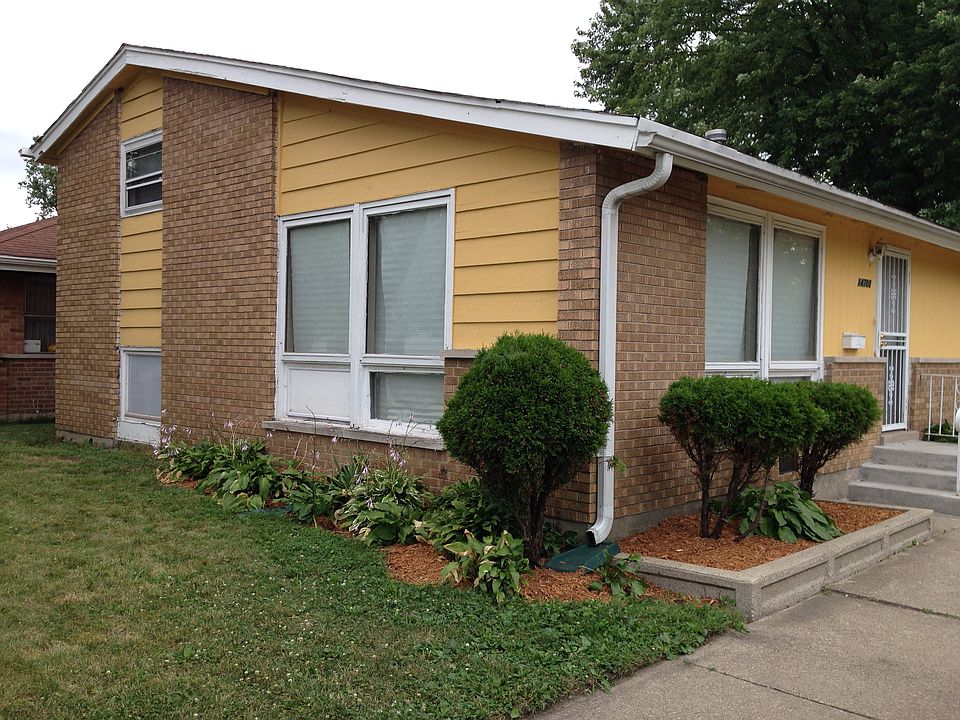 Front of House w/side Entrance