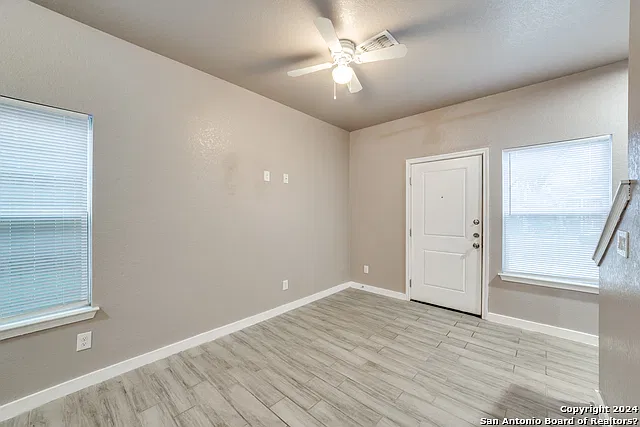 2 bed, 1.5 bath, 1896 sqft, $1,095 — Photo 4