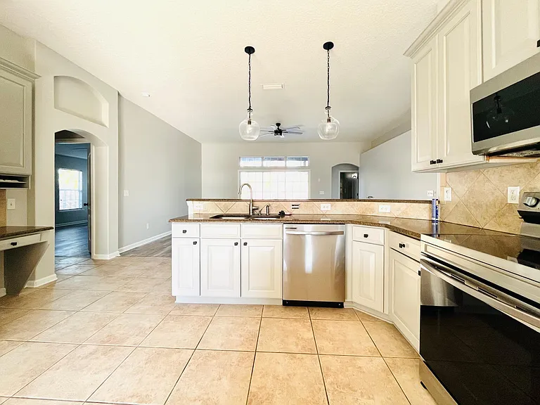 217 W Silverthorn Ln — Photo 6