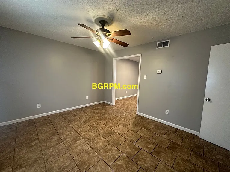 1099 W Elm St — Photo 21