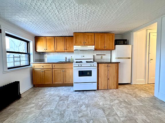 3rd image of 195 Court St APT 3