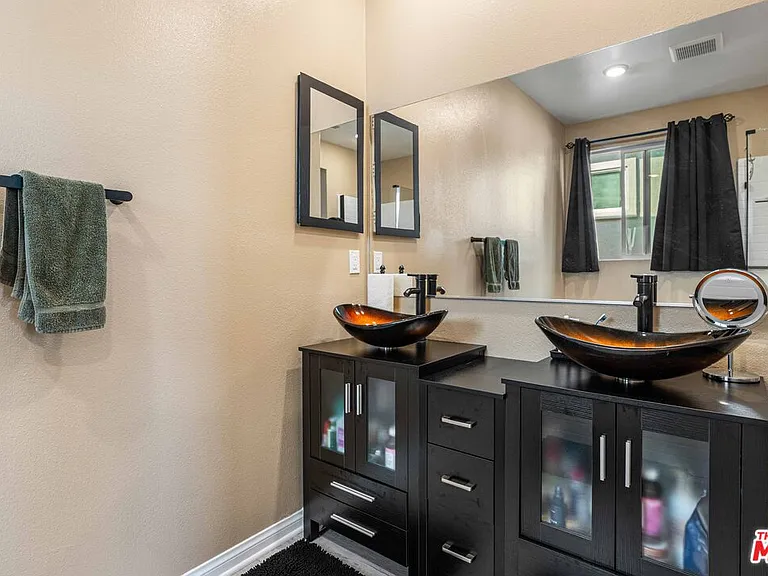 720 Grace Ave — Photo 24