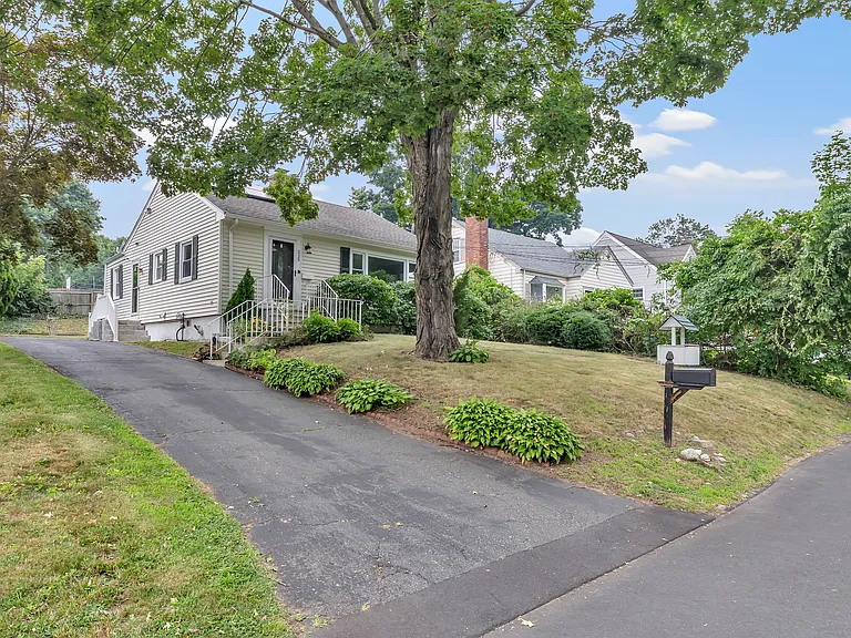 215 Bennett St — Photo 4