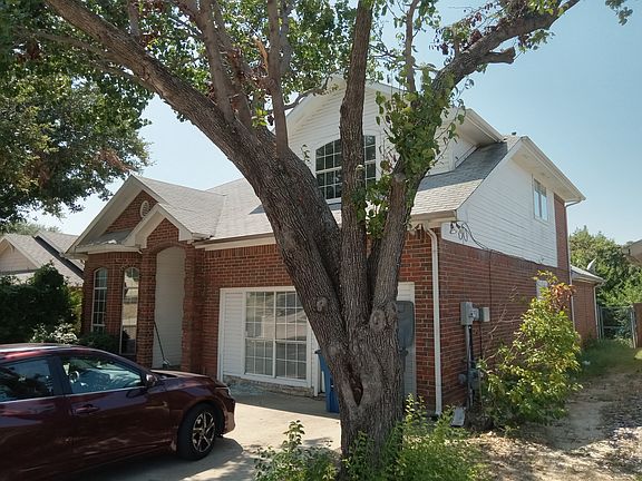 Front of house right siade with access to backyard.