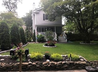 8 Floral Rd, Rocky Point, NY 11778