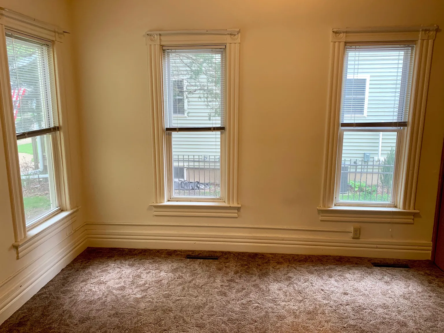 4 bed, 100 sqft, $1,200 — Photo 2