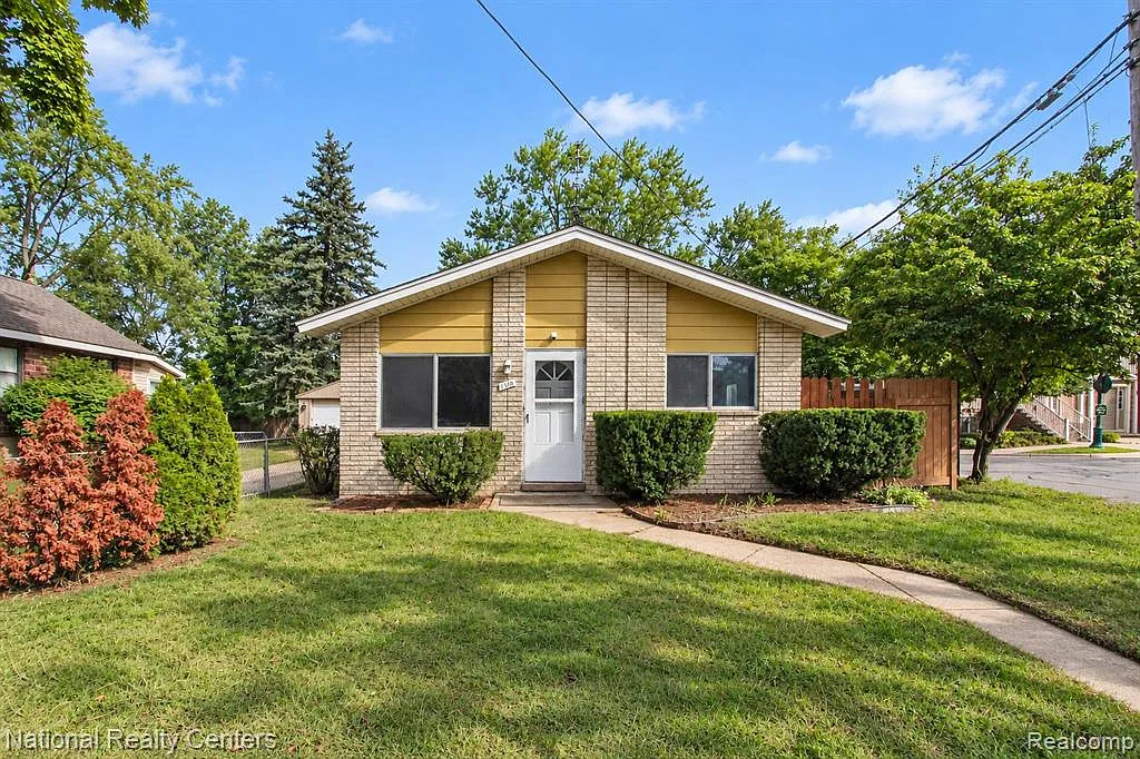 3 bed, 1.0 bath, 900 sqft, $1,600 — Photo 1