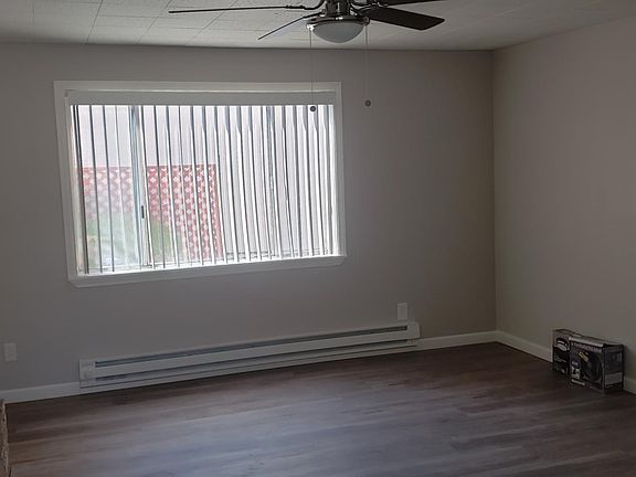 LIving room approx 14' x 18'