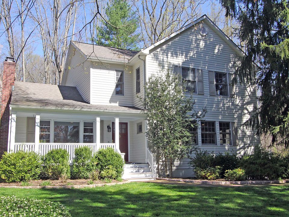 Wonderful Twin Lakes Colonial