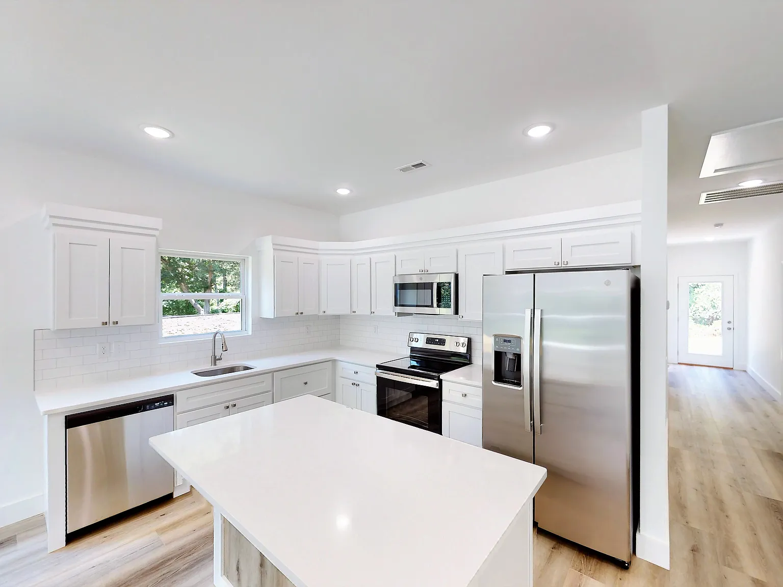 3 bed, 1187 sqft, $1,645 — Photo 4