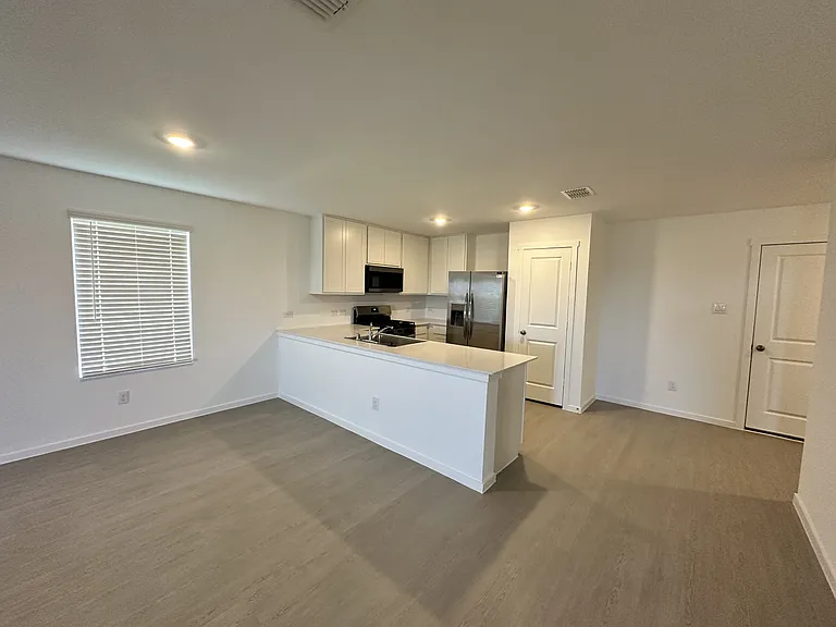 3703 Longleaf Dr — Photo 4