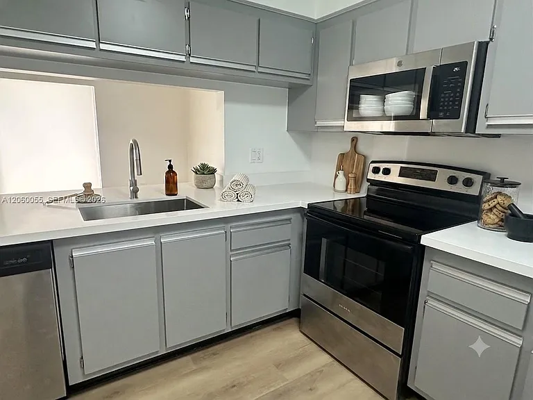 9055 SW 147th Ct — Photo 3