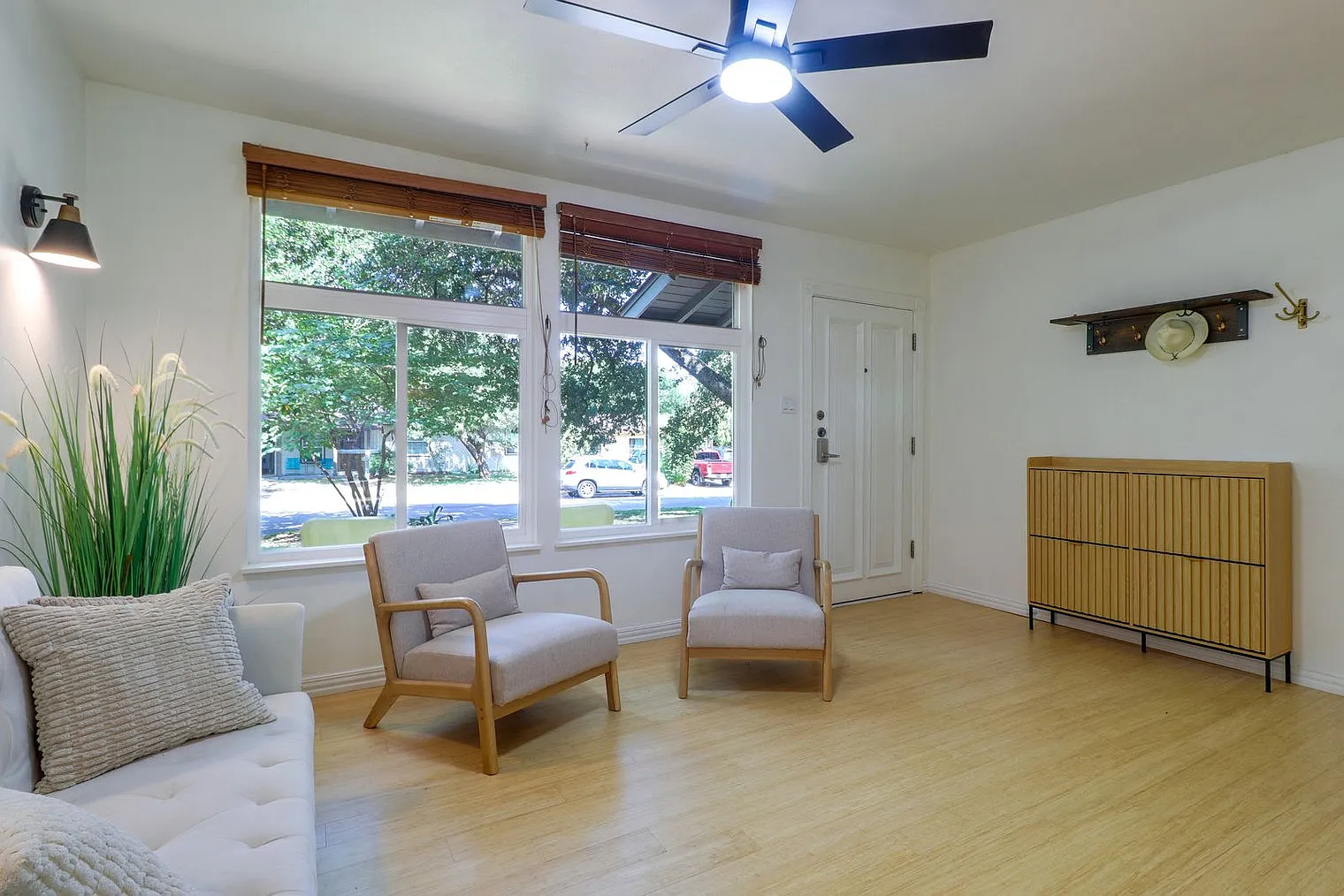 3 bed, 2.0 bath, 1571 sqft, $3,599 — Photo 3