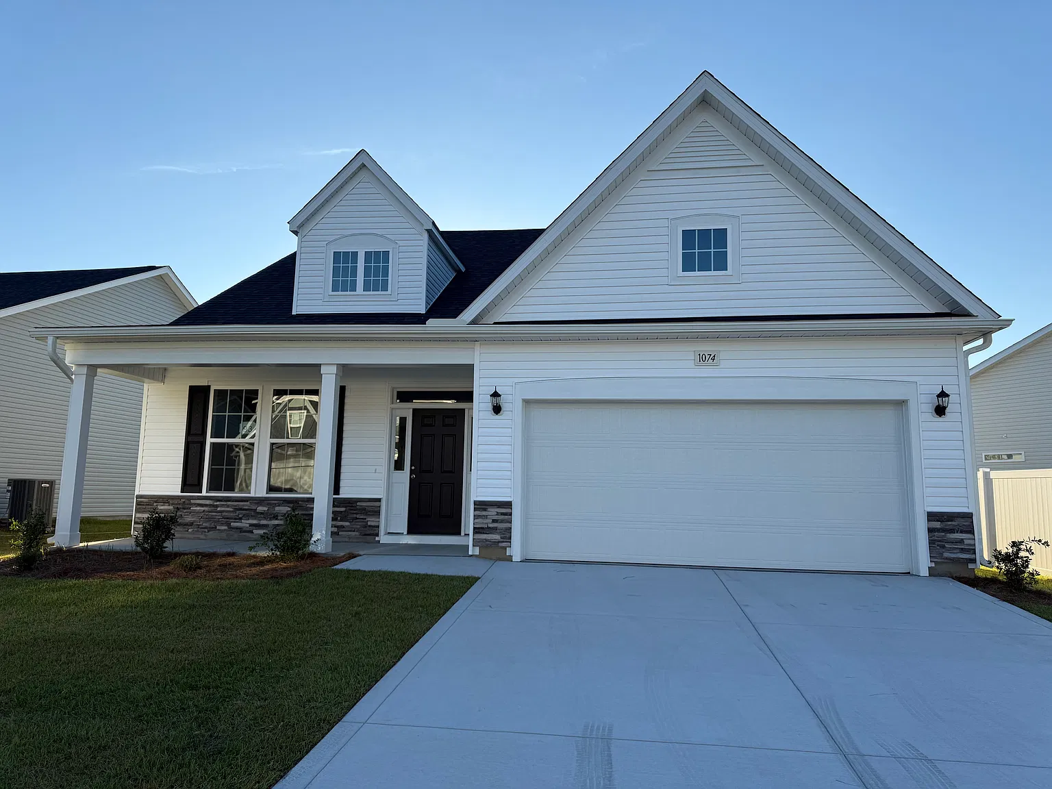 4 bed, 2.5 bath, 2005 sqft, $2,600 — Photo 2