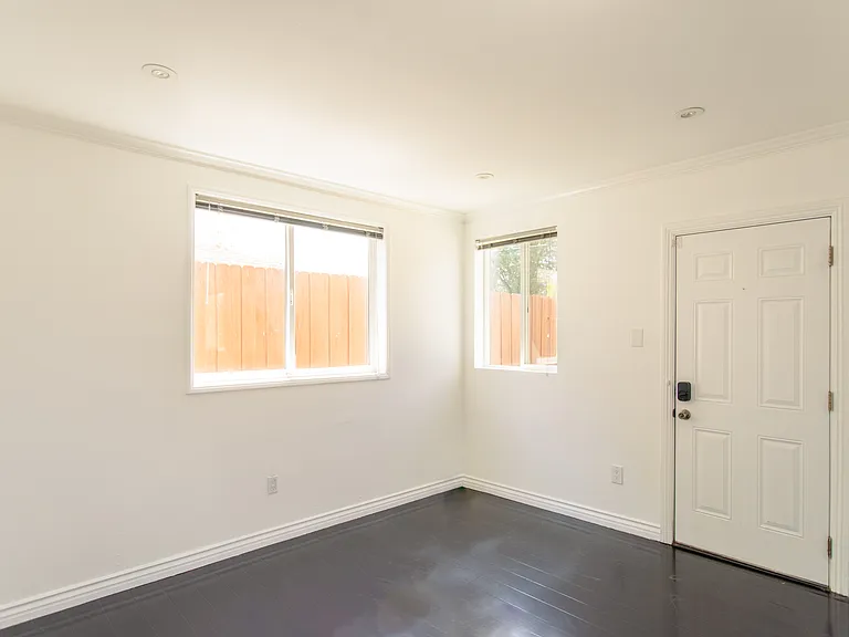 7439 Leescott Ave — Photo 8