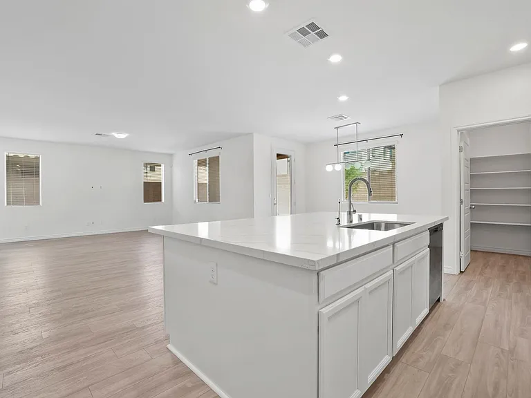 1118 Junipine Ave — Photo 3