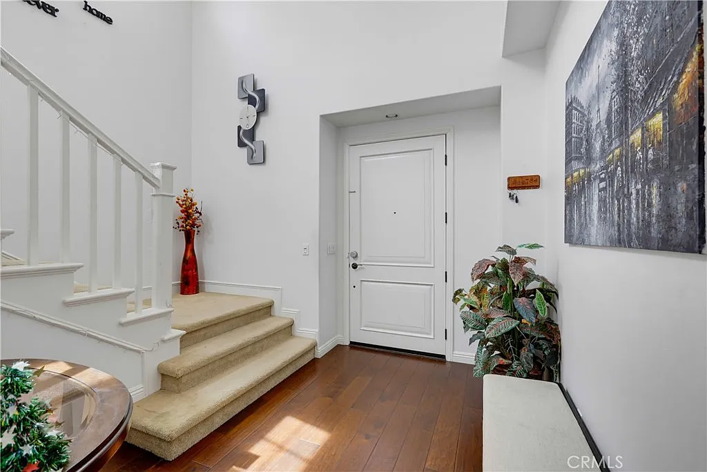 3 bed, 2.5 bath, 1900 sqft, $5,400 — Photo 3