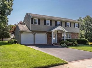 1 Waterford Dr, Wheatley Heights, NY 11798