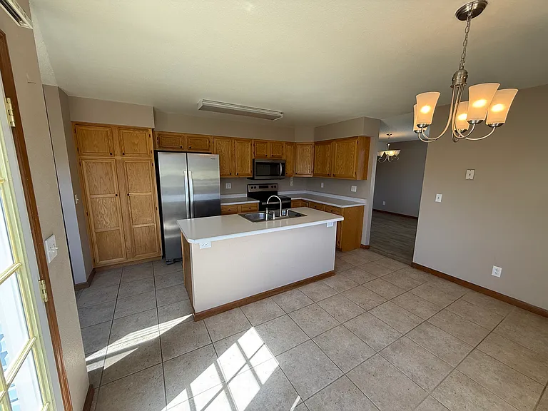 725 Pennington Dr — Photo 4