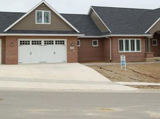 3351 Arrowwood Ln, Dubuque, IA 52001