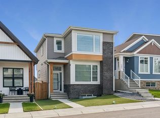 125 N Rochester Way NW, Calgary, AB T3L 0G9