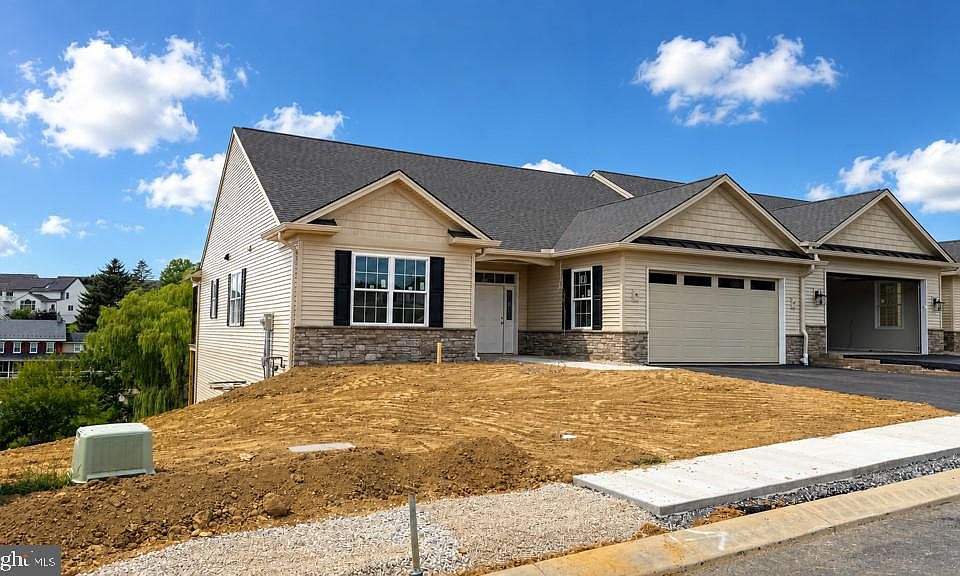 1st image of 424 Ledge Rock Dr #18