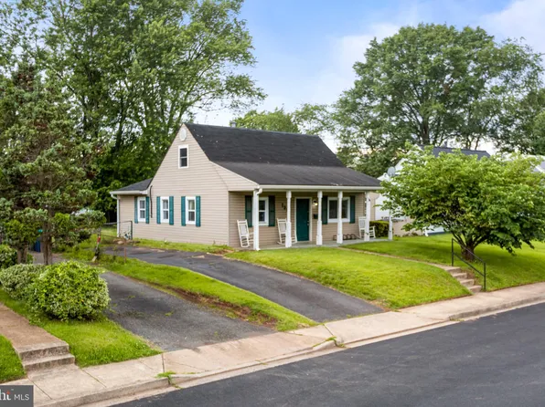 135 Cabbel Dr, Manassas Park, VA 20111