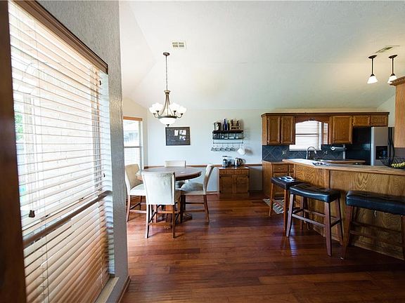 4th image of 1008 NE 25th St