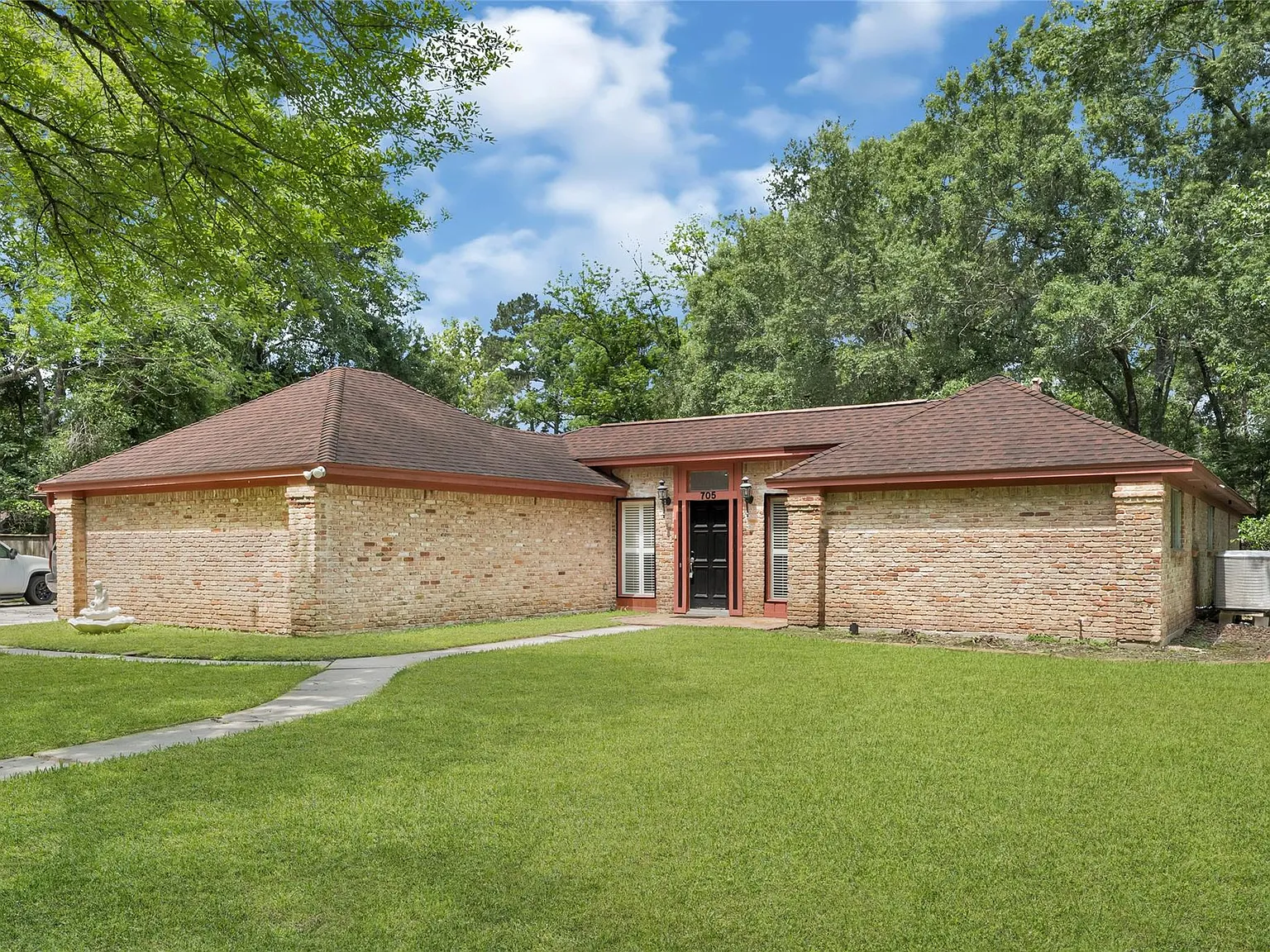 3 bed, 2.0 bath, 2870 sqft, $2,600 — Photo 2