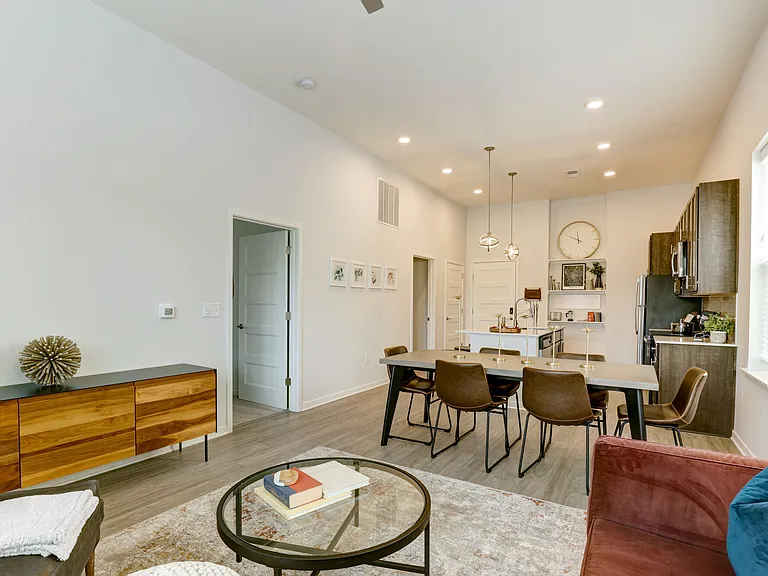 Pullman Pointe — Photo 33