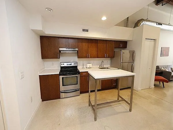 807 E Main St
