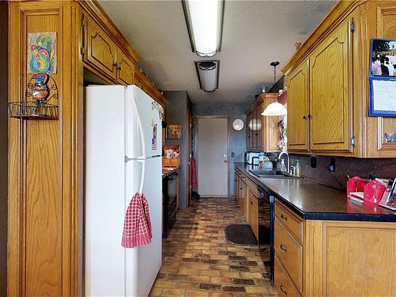 3rd image of 702 Badger St NE