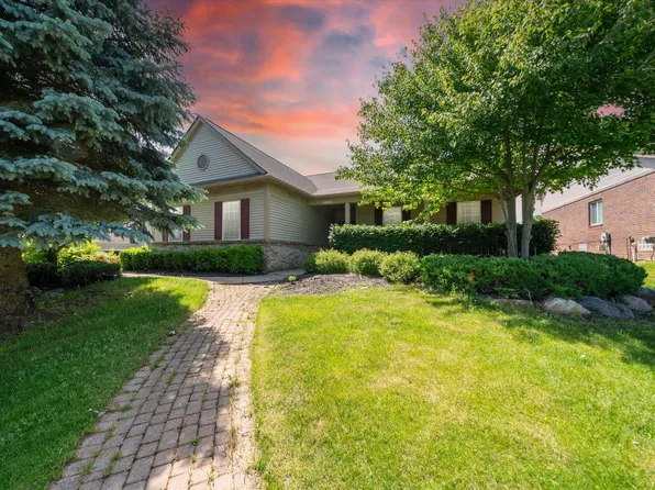 30101 Orchards Ln, New Hudson, MI 48165