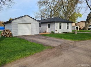 1162 Woodside Dr, Gregory, MI 48137