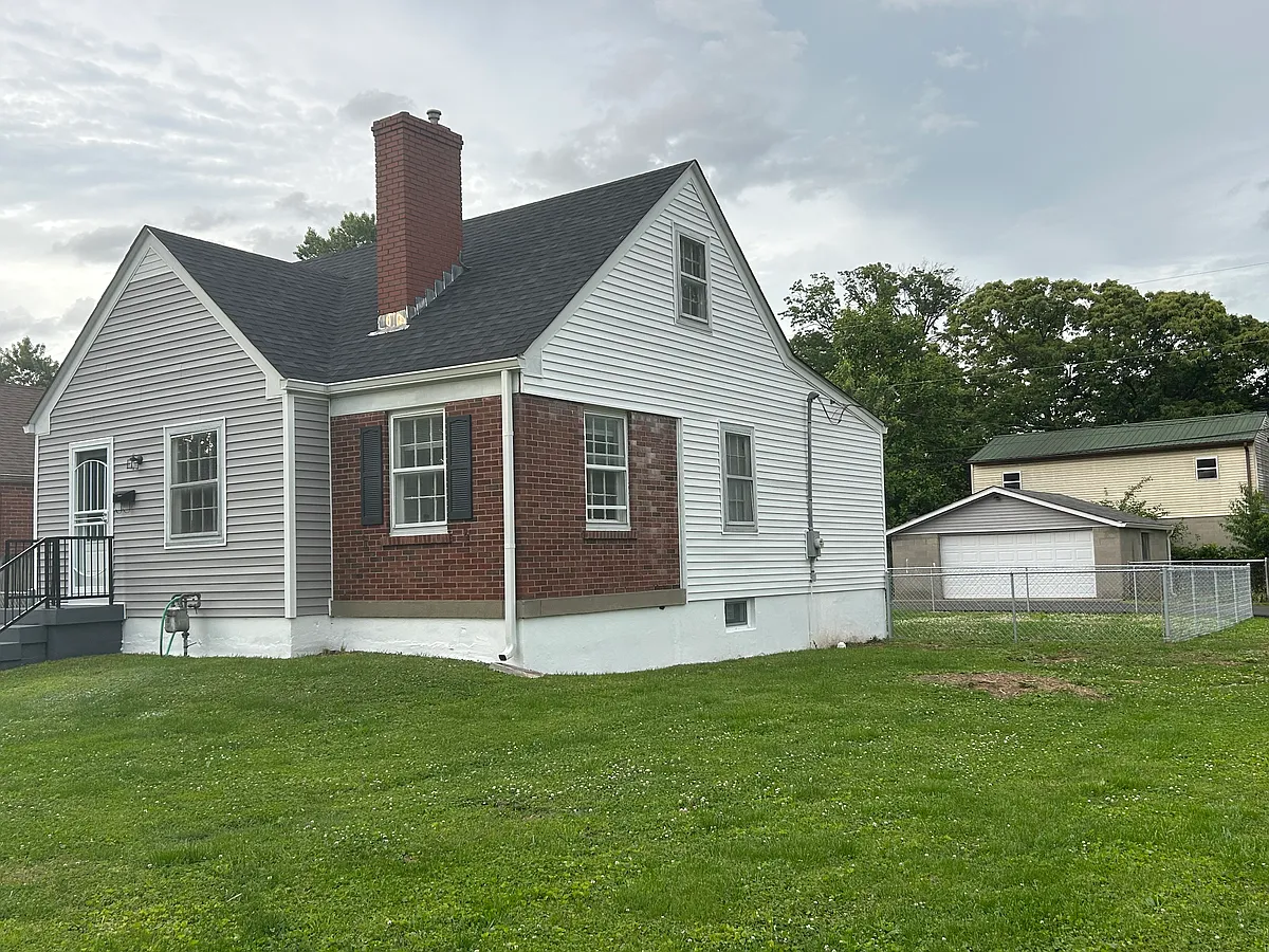 Building Photo - 1401 Homeview Dr
