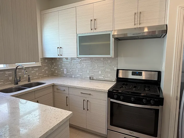 163 N La Peer Dr #C — Photo 9