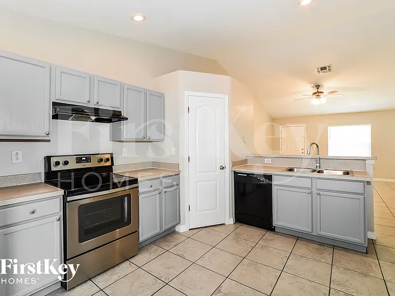 2657 Bentley Dr — Photo 5